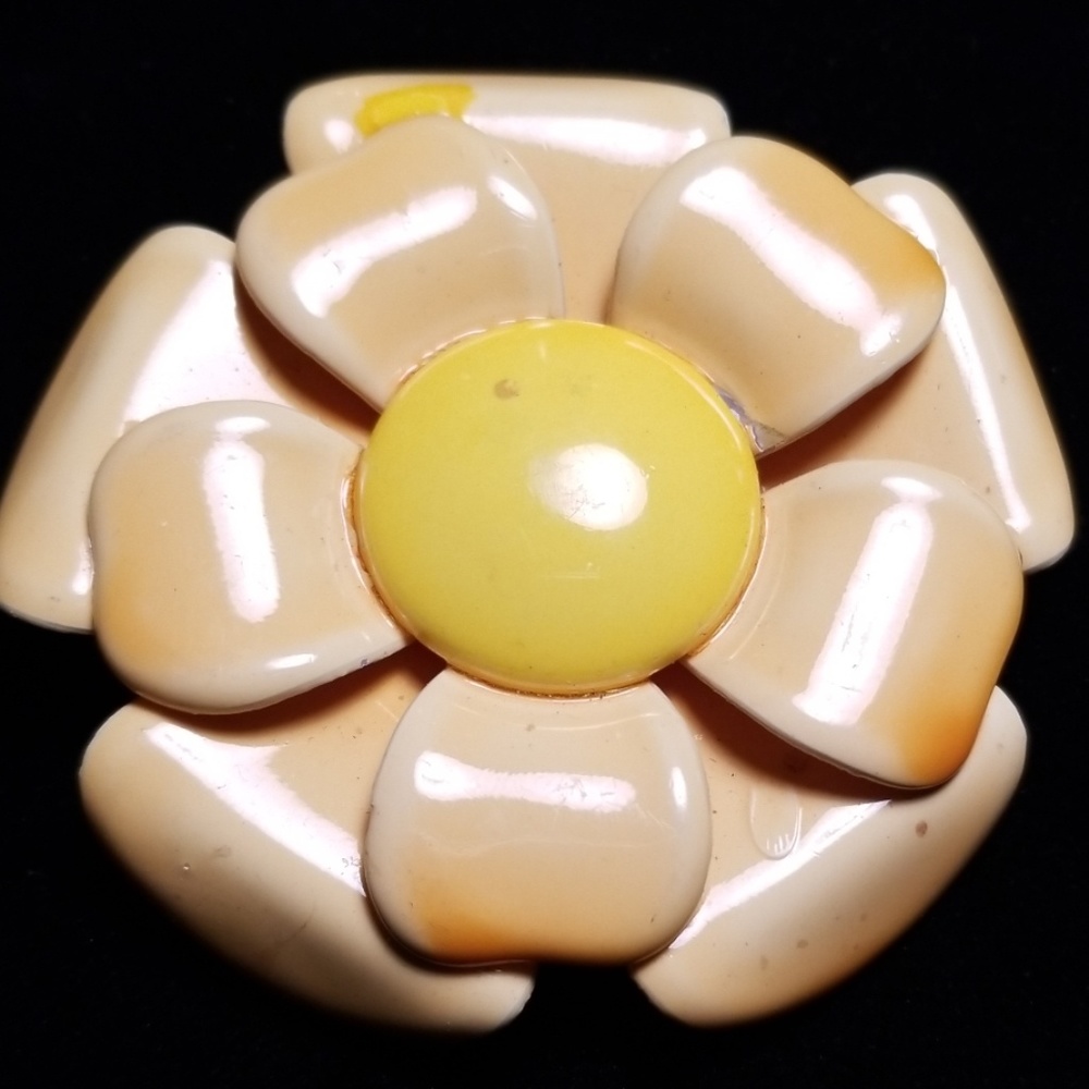 Vintage Enamel Flower Daisy Brooch Pin - Picture 6 of 14